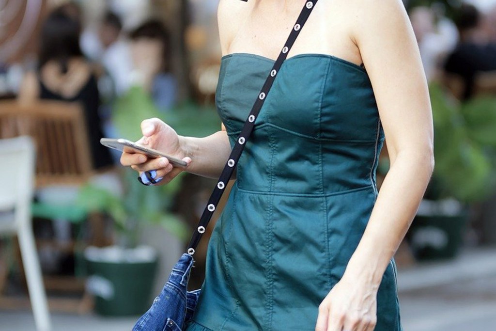 歩きスマホをしてる女性の写真