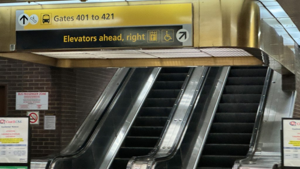 ニューヨーク ポートオーソリティ・バスターミナル 外観とウッドベリーコモン行きの出発地点