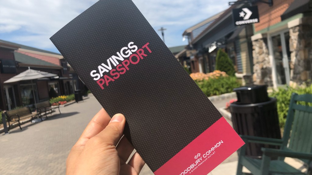 ウッドベリーコモンアウトレットの店舗外観とブランドロゴ