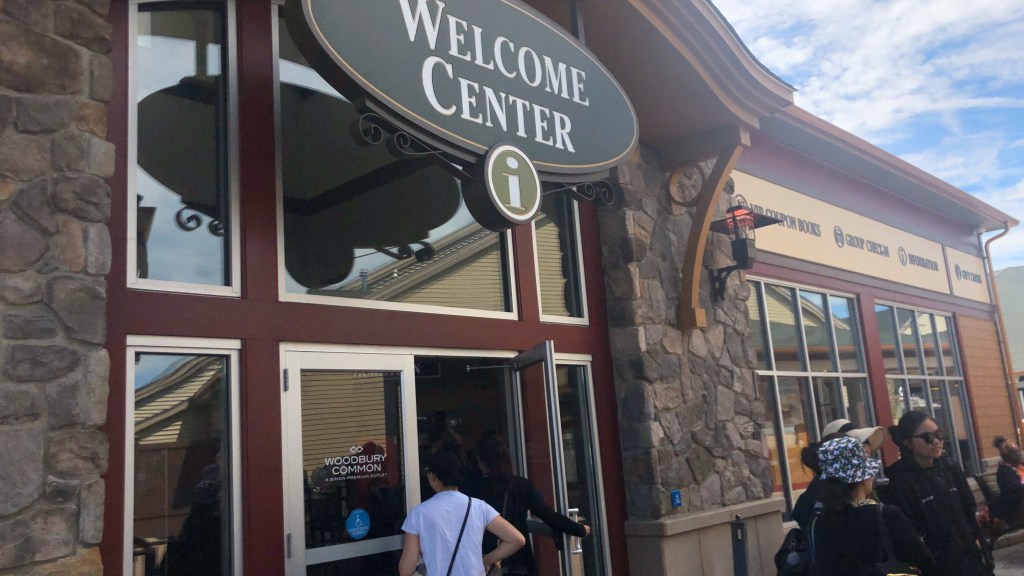 ウッドベリーコモンのショッピングマップを入手して計画的に買い物を楽しむ様子