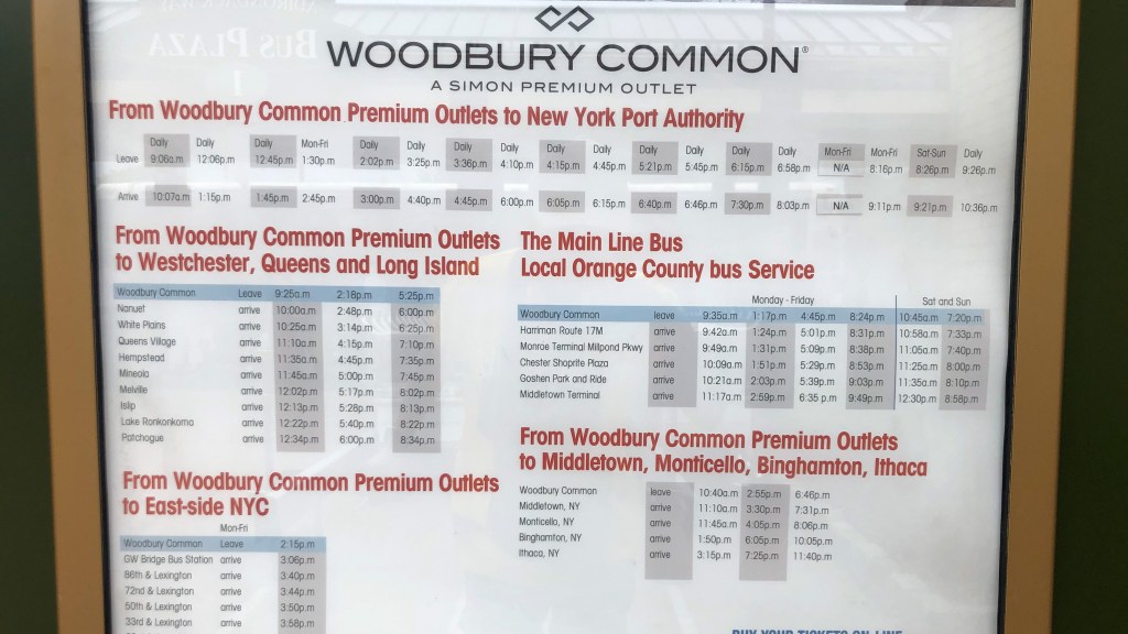 ウッドベリーコモンでの買い物後、ショッピングバッグを持つ観光客