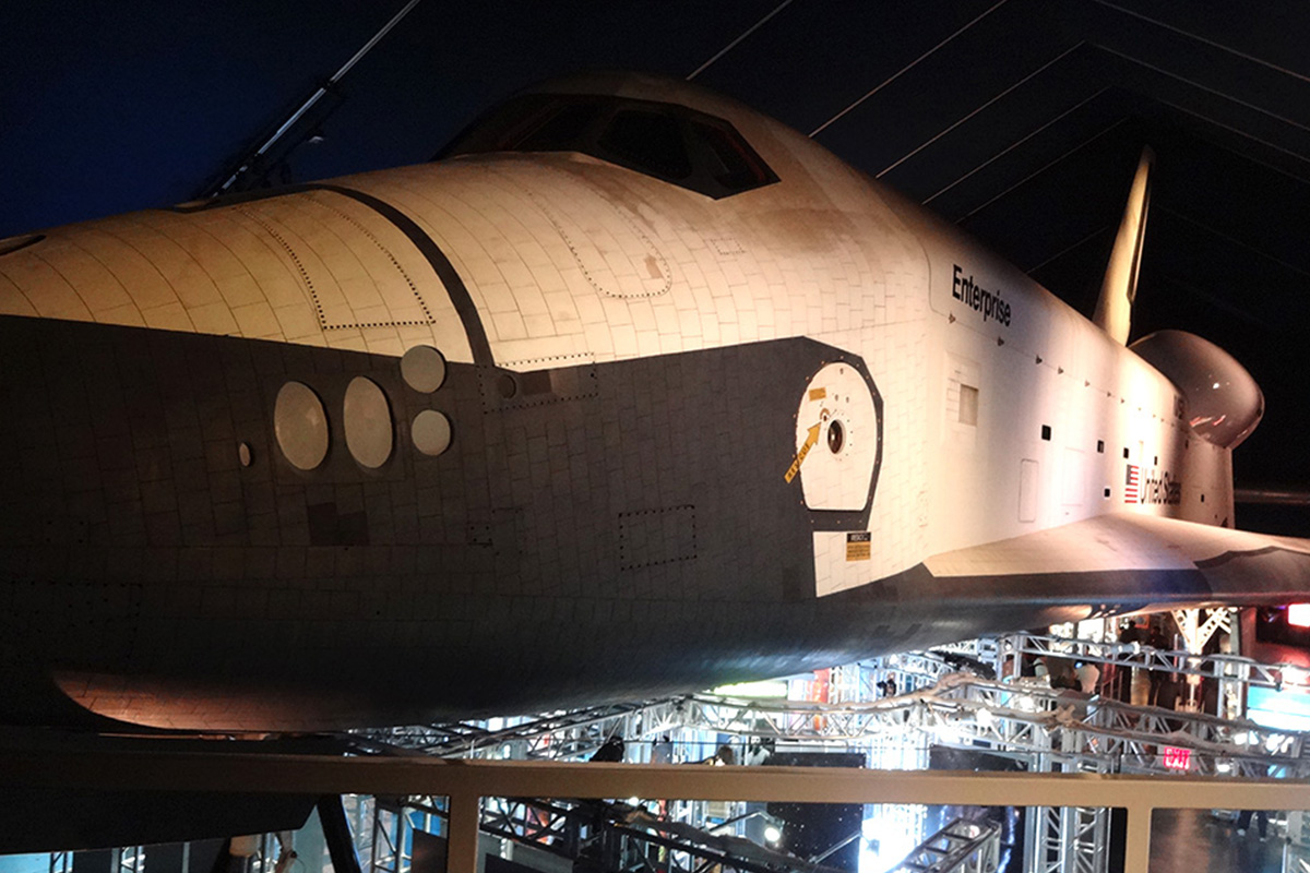 イントレピッド海上航空宇宙博物館のNASAのスペースシャトル「エンタープライズ」