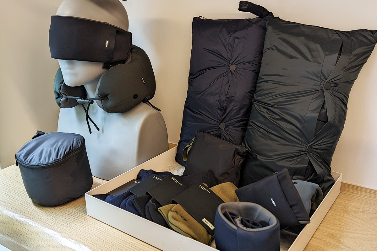 Awayのトラベルポーチ＆ミニバッグ