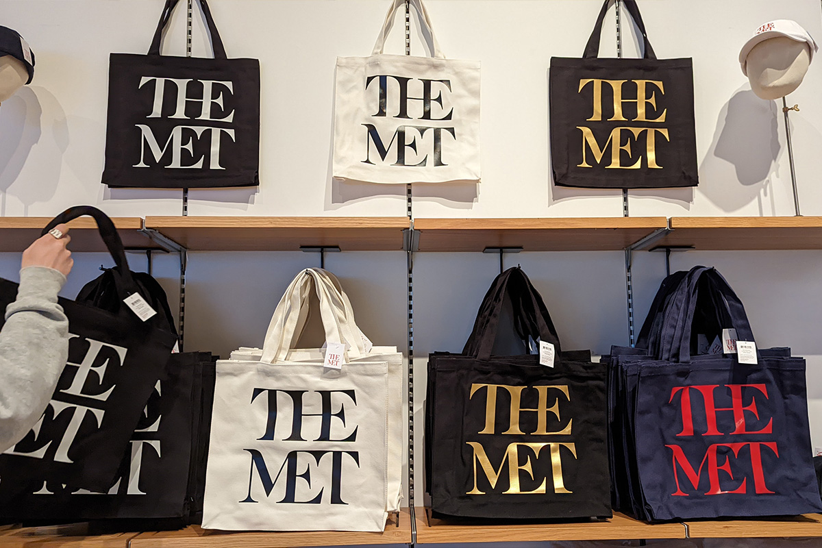 メトロポリタン美術館のロゴ入りトートバッグ
