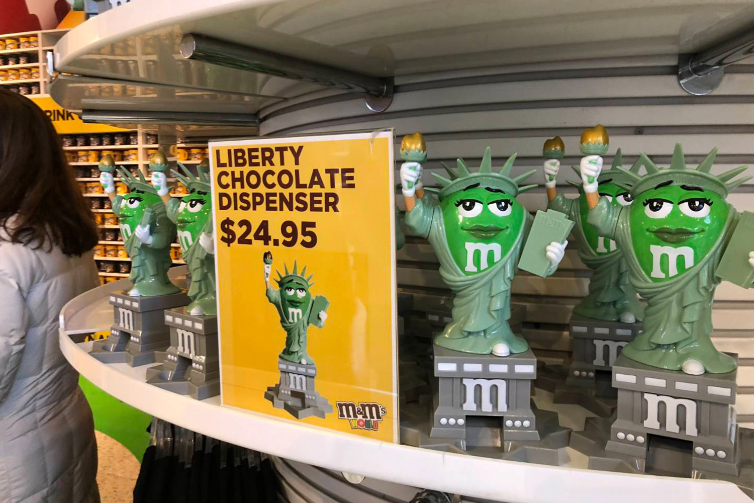 M&Mストアの中で売られてる自由の女神のフィギュア